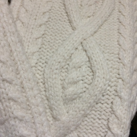 Snuggly, soft cable knit 70” long GAP winter scarf! - Picture 2 of 6